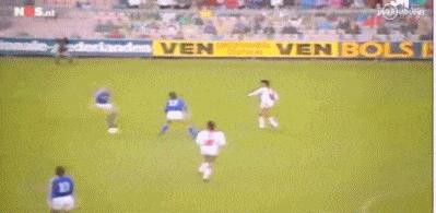 c罗神级倒钩对萨拉赫,足球史上第一个倒钩射门