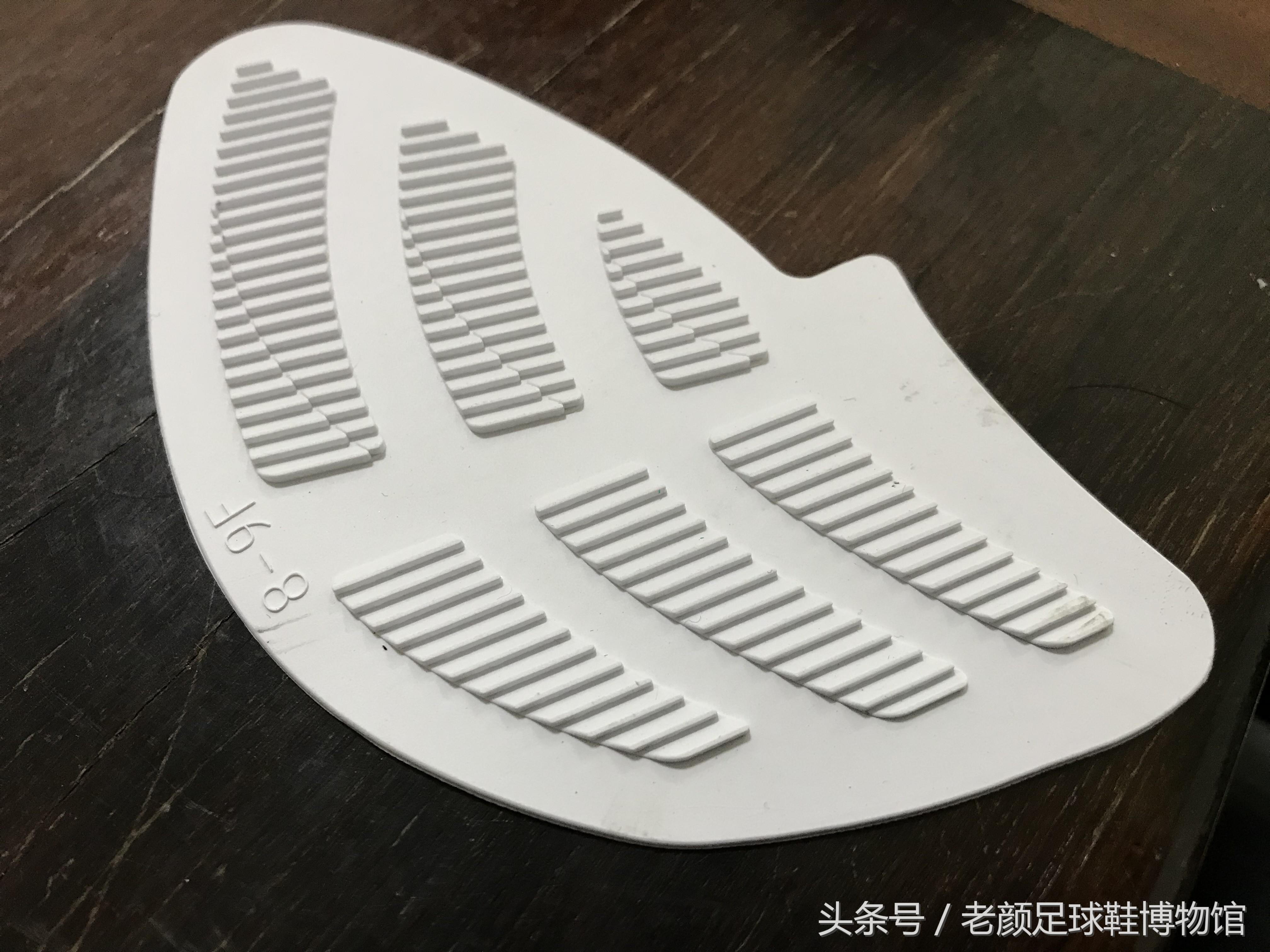 2002年的阿迪达斯鞋银色,阿迪达斯足球鞋哪一代最经典