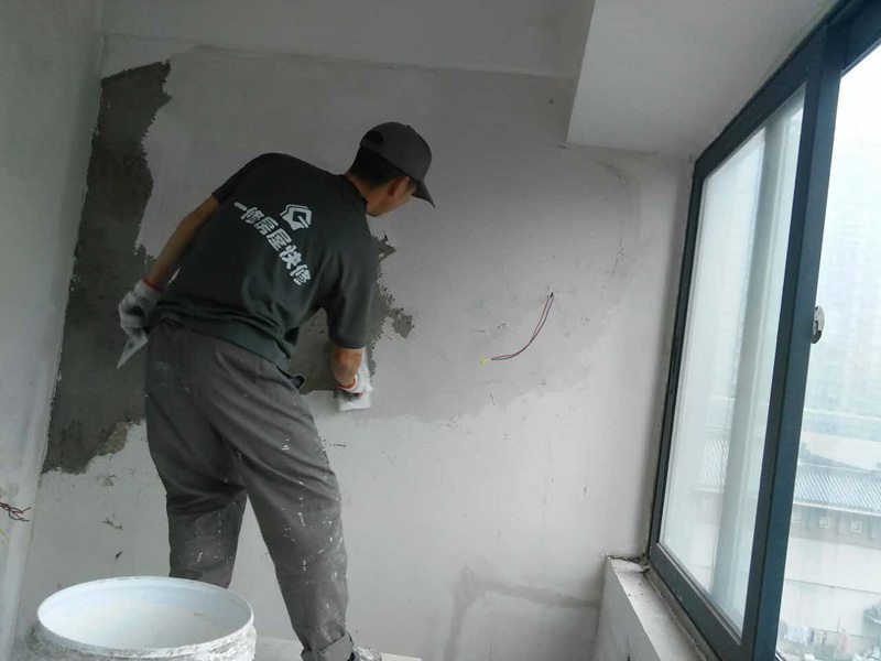 墙面返潮掉皮可以用集成墙板吗,卫生间墙面返潮掉皮发霉怎么处理