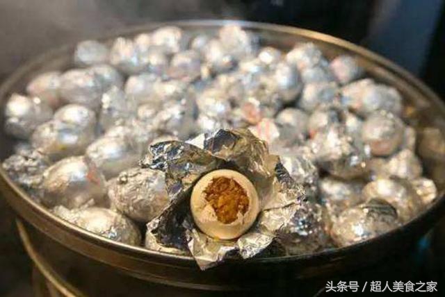 女子街头卖鸡蛋,00后女孩摆摊卖毛蛋