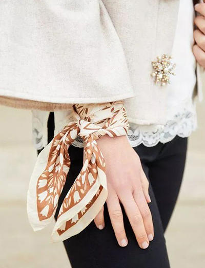 时尚高端珍珠扣丝巾高贵系法配饰,丝巾怎么系比较好看而且简单方便