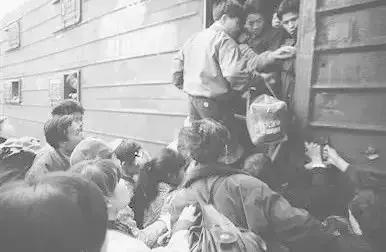 六枝火车进站,六枝是火车拉来的城市