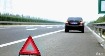 故障灯全部亮了什么情况,发动机故障灯亮了继续行驶没事吧