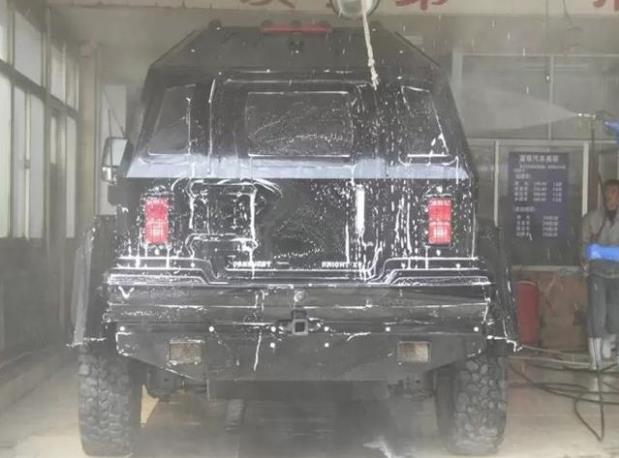 开1500万的骑士十五世去洗车，洗车老板连摇头：装甲车没法洗