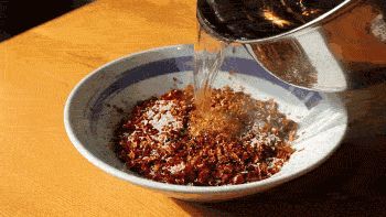 路边小摊的凉皮,街边的凉皮