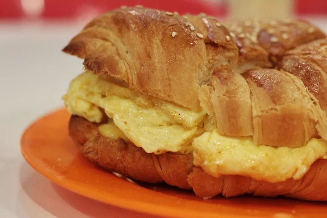 100元吃一天路边摊,100元吃一天饭