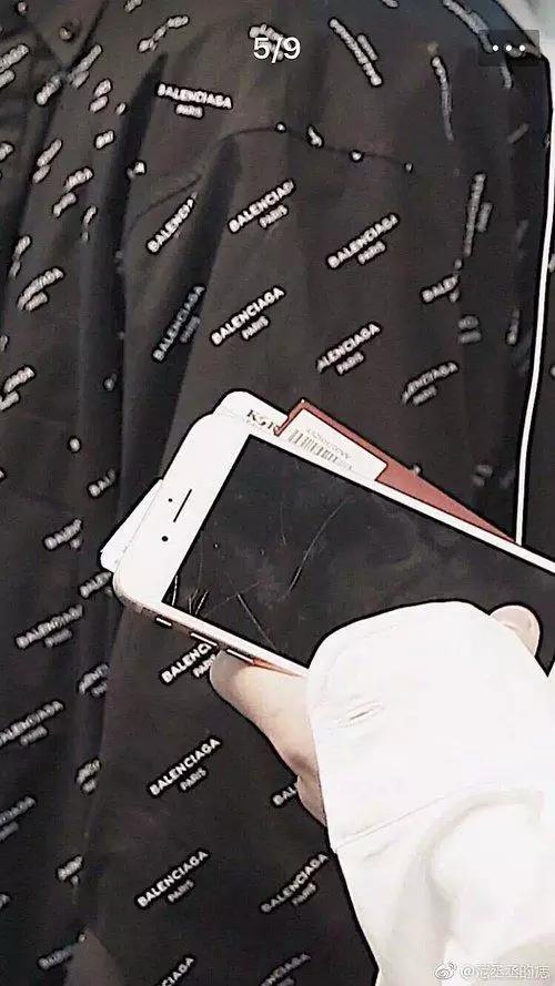 蔡徐坤丢两万戒指黄明昊衣服穿反，范丞丞手机碎屏陈立农狂啃苹果