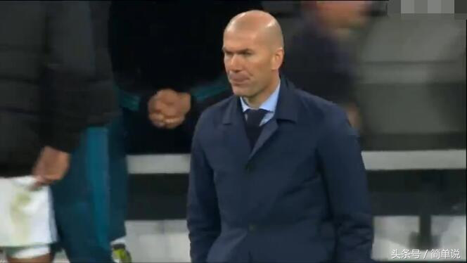 布冯安慰被红牌罚下的齐达内,齐达内2张红牌纪录