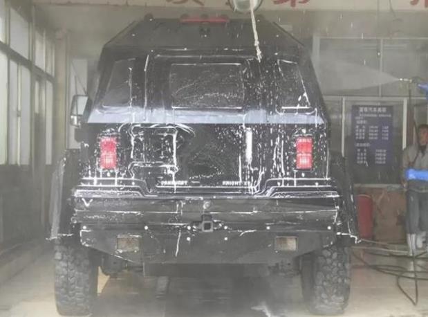 开1500万的骑士十五世去洗车，洗车老板连摇头：装甲车没法洗