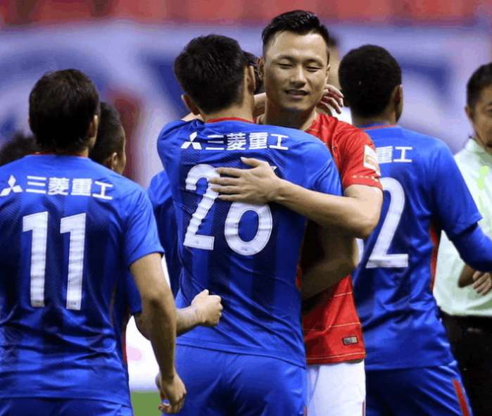 尴尬!恒大边锋单刀直入,然而射门前的这动作,让卡帅眉头紧皱