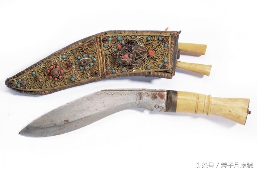 这四把狗腿刀不一般，上镶一百多颗宝石，得到一把就成土豪了！