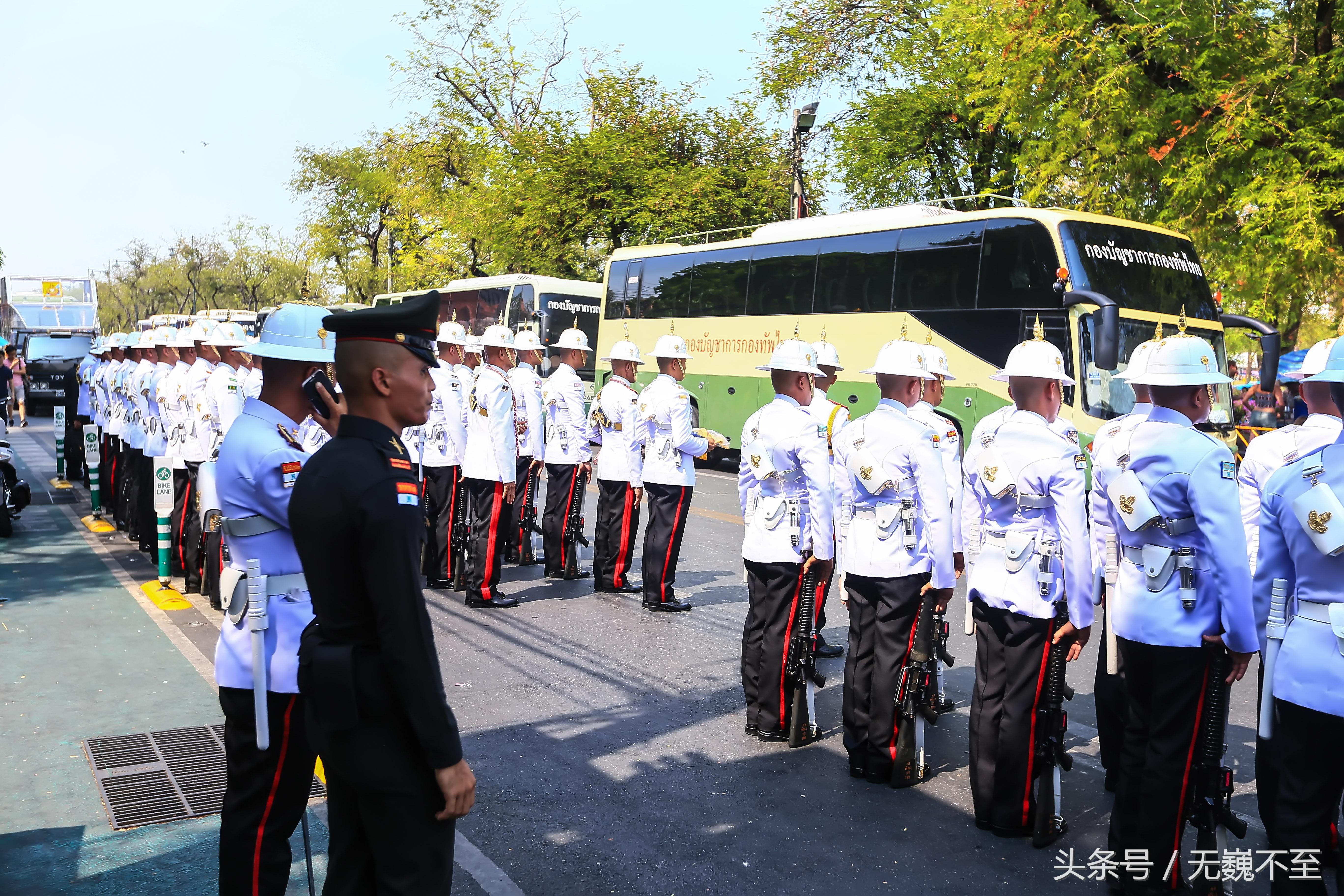 踏春曼谷，泼水大战前竟然先把泰国皇家卫队“检阅”一遍