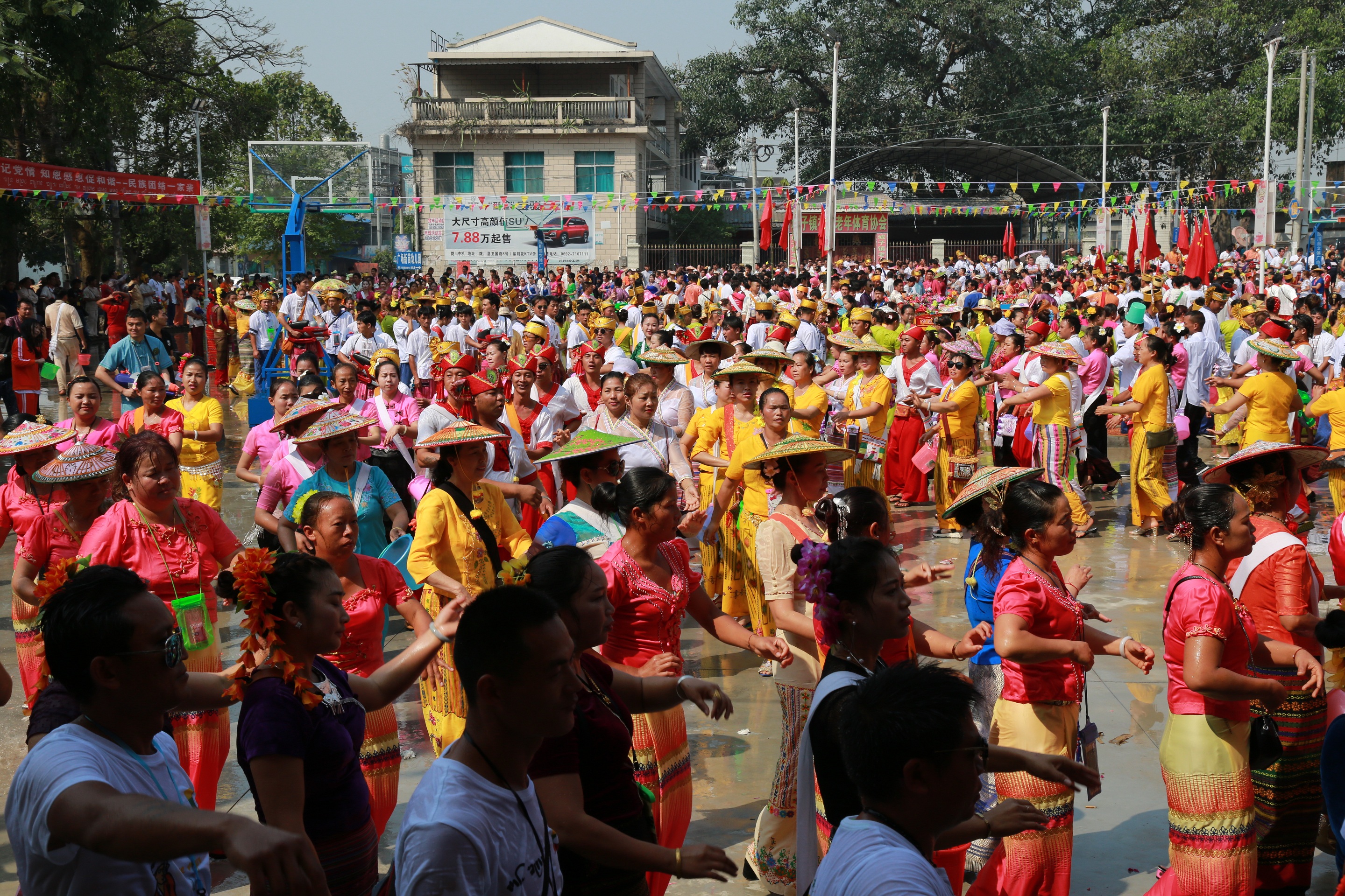 景洪泼水节今年还过吗,连山原生态景区皇后山泼水节