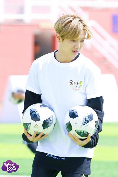 鹿晗想让爱足球的孩子有学习机会开办小型足球公益活动