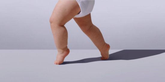 2岁宝宝走路内八字和什么有关,两岁宝宝走路有点内八字怎么矫正