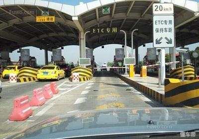 过收费站没带钱的解决方法如下,过高速怎么不收钱