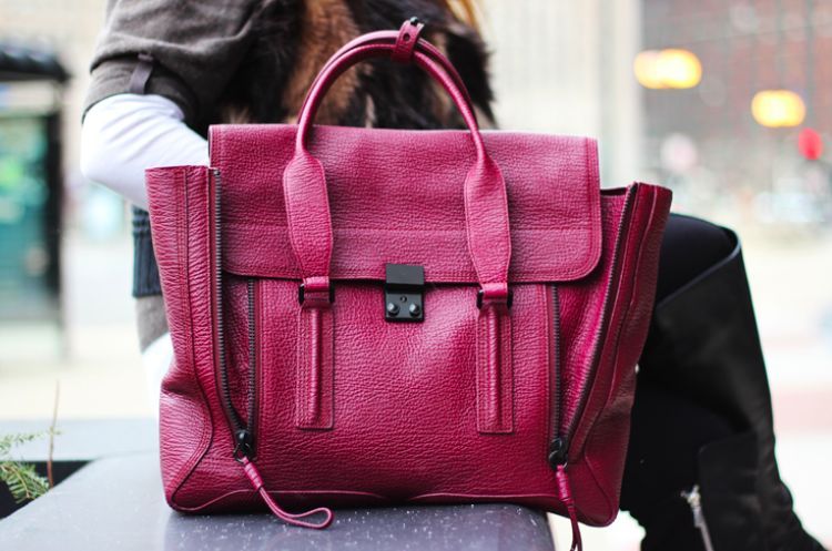 不管是LV还是VL,只要靠自己努力买的，就是可贵的！