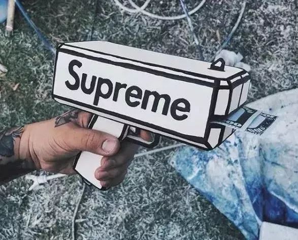 六块钱穿上Supreme不是梦，突破次元壁来圈钱！