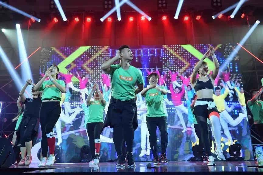 美宝天团活力健身舞派对闪耀上海滩活力畅跳舞出新时代