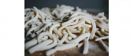陕西在法留学老乡，吃腻了西餐，自己擀面，写出了擀面科学原理