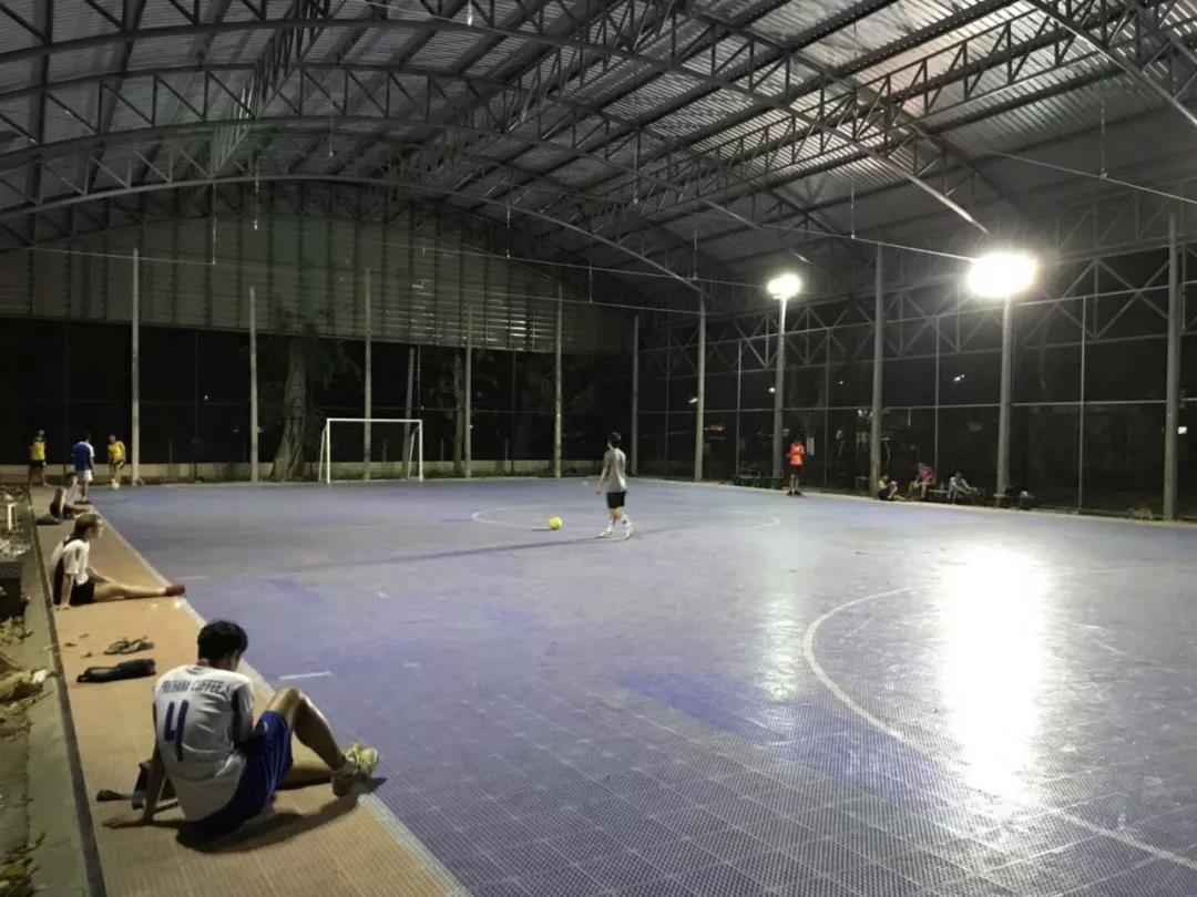 盘点:炼尸房边、大海之滨和群山环绕的泰国十大神奇球场