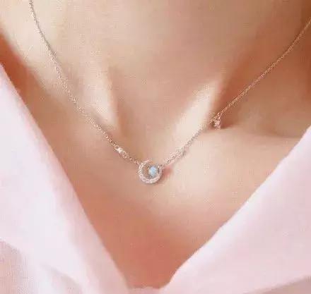 这个春季，你需要一款精致锁骨链，成为搭配中的小心机！