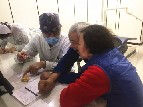 70岁老人镶牙用啥材质最好,70岁老人镶牙选什么好