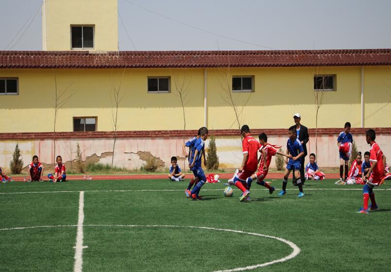 点燃春日激情共握美好未来——高新区连搭学区举行第一届“希望杯”中小学生足球比赛