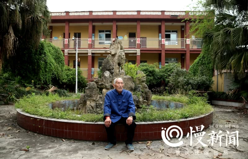 拾荒校长捐衣服,88岁校长捐赠百万助学