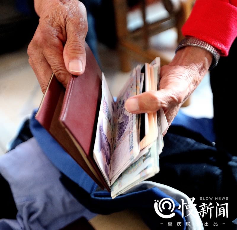 拾荒校长捐衣服,88岁校长捐赠百万助学