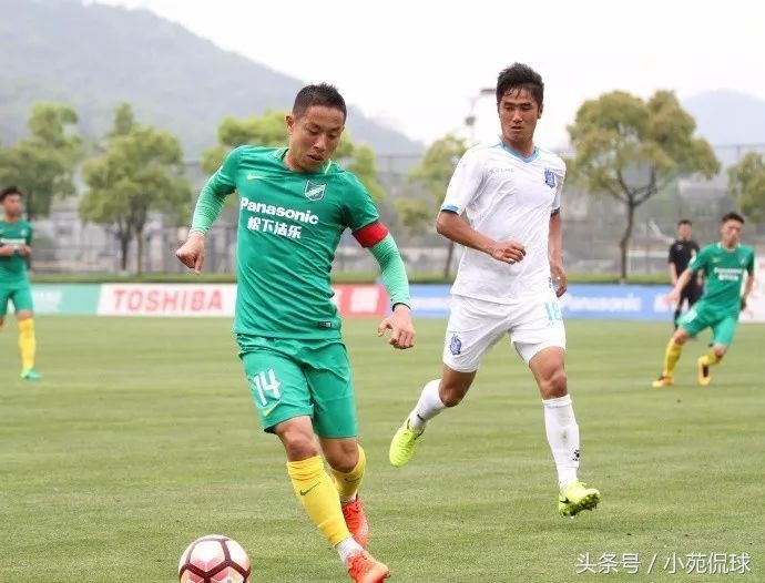 他踢野球兼职餐厅招待，闪耀中超不忘感恩，资助贫困生回馈社会！