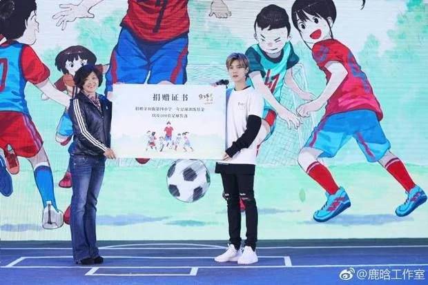 鹿晗发起公益活动足球第一课