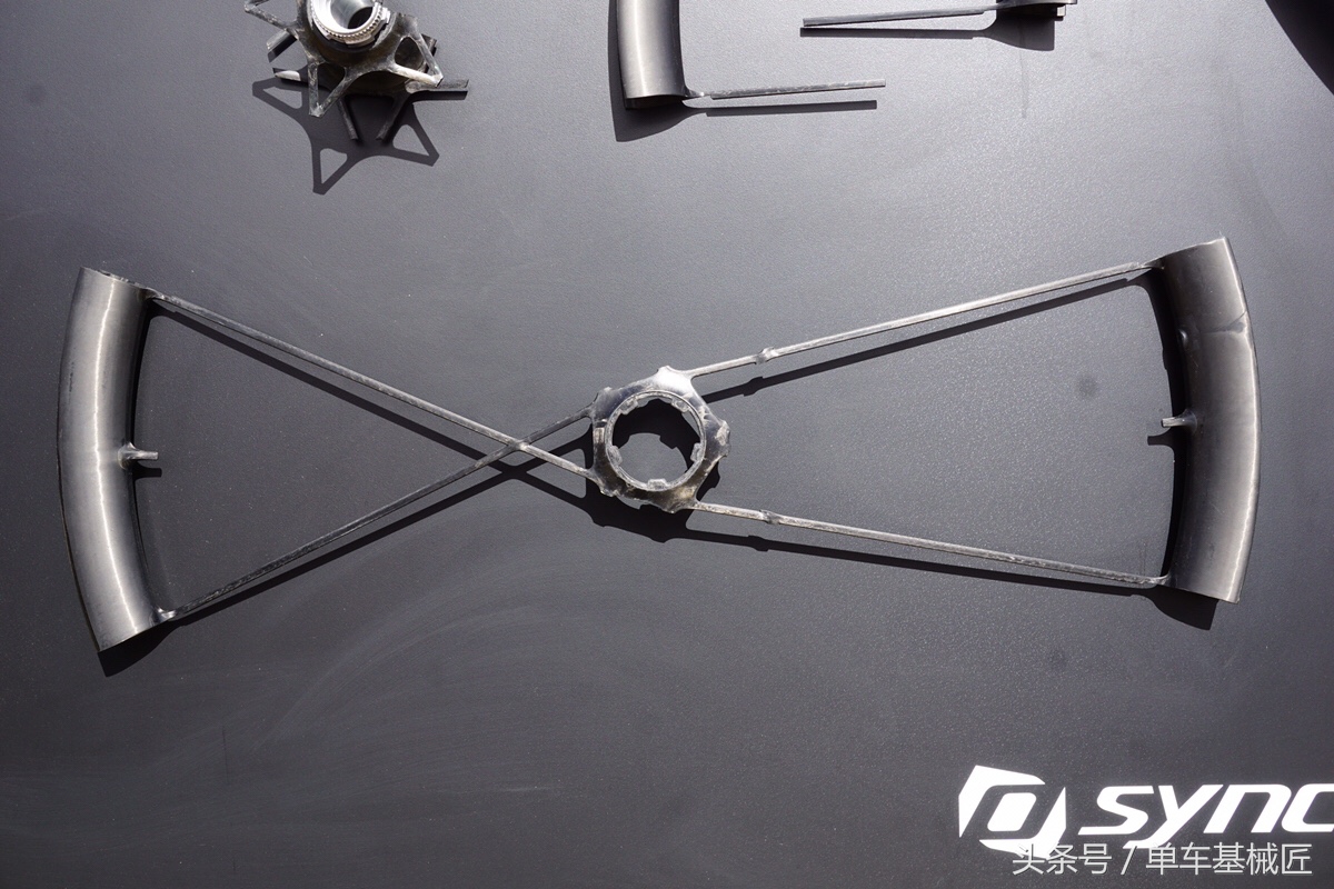 很粗的辐条公路车碳纤维轮组,一体轮和辐条轮山地车