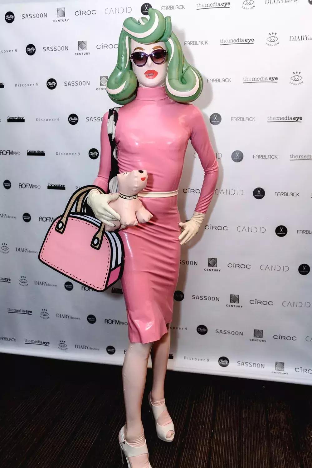 世界最大牌*气娃充**娃,走到哪儿都会引起骚动……