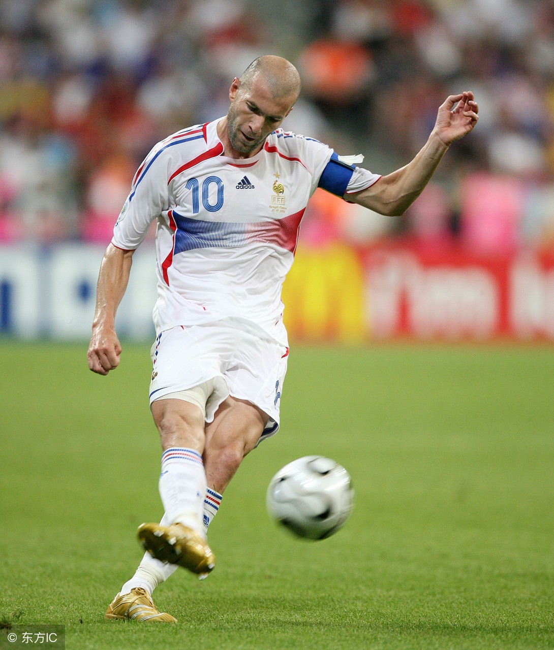 当今足坛世界第一左右脚,当今足坛哪位门将脚法最好