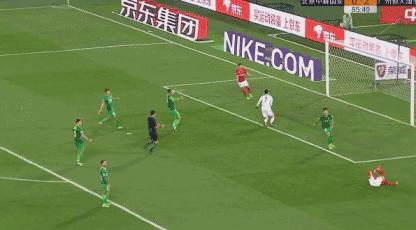 把3:0踢成了2:2，恒大球迷*攻围**队内罪人：这个锅你要背一辈子！