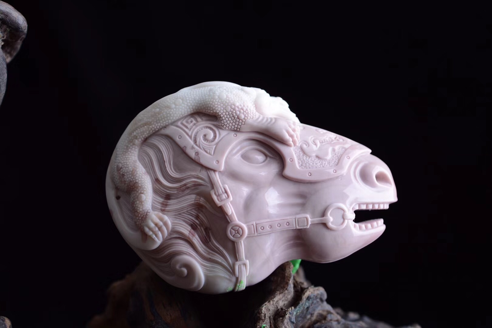 多姿多彩的阿拉善玛瑙,阿拉善玛瑙俏色巧雕艺术品