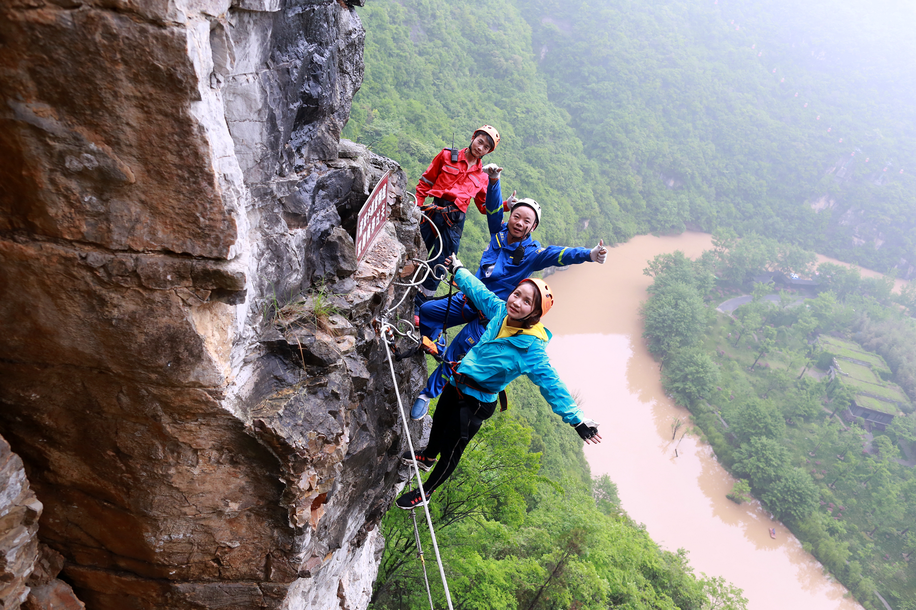 石牛寨悬崖飞拉达,南漳春秋寨滑索多少钱