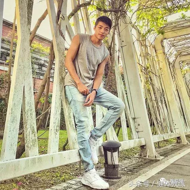 足球小哥去当兵了还拍照，鲜嫩可口会不会被……？