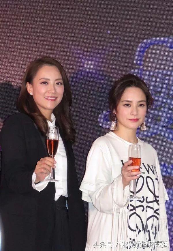 周冬雨庆典着装,周冬雨杨紫红装