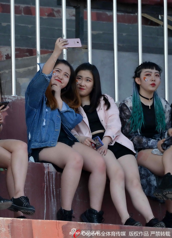 玉腿如林！足协杯看台美女狂秀腿