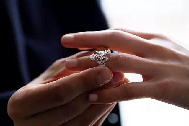 谈珠说宝｜正准备求婚的你，这里有一份钻戒购买攻略请收下