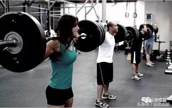 22岁小伙撸铁,22岁小伙子撸铁内脏撕裂