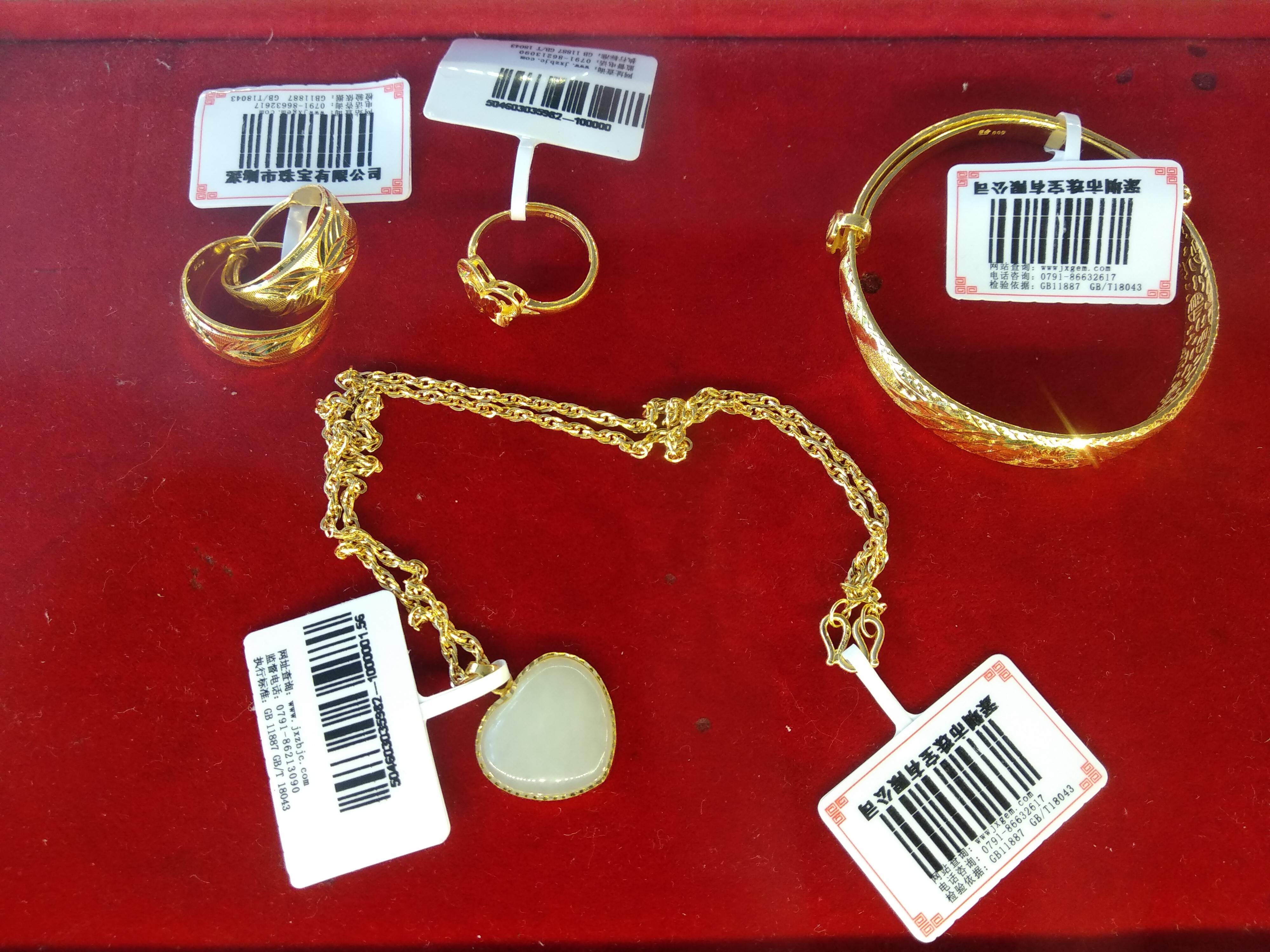 订婚买金手镯和金手链哪个合适,订婚买老凤祥31克金手镯合适吗