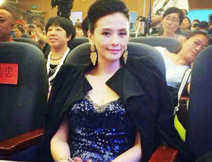 24岁成名，因吸毒自毁前程，41岁嫁小15岁老公，今为怀孕增肥