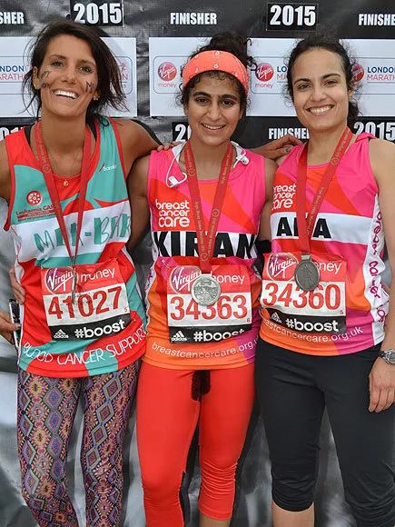 这个穿上女式*裤内**,血漏裤子,成全村变态的他,为爱造出了卫生巾