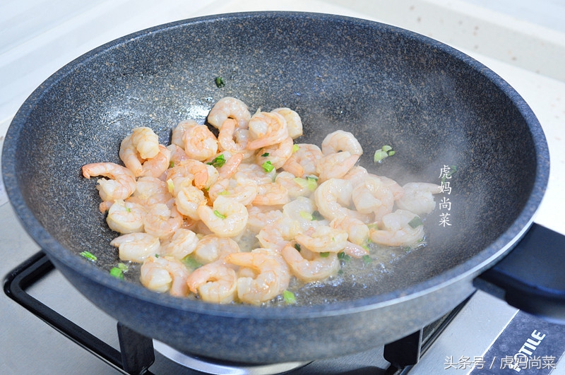 清炒虾仁最简单最快的做法大全,清炒虾仁好吃有诀窍学会这两招