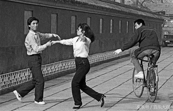 80年代的北京还不堵车车辆很少,80年代的北京牌汽车