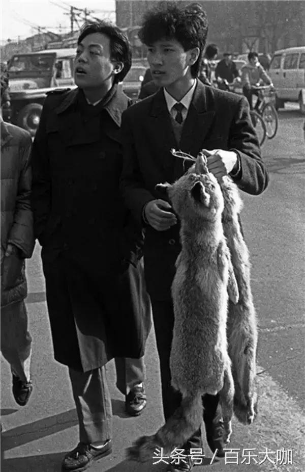 80年代的北京还不堵车车辆很少,80年代的北京牌汽车