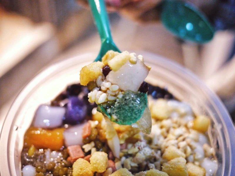 曾经的美食帝国强势回归，建设路要火了！